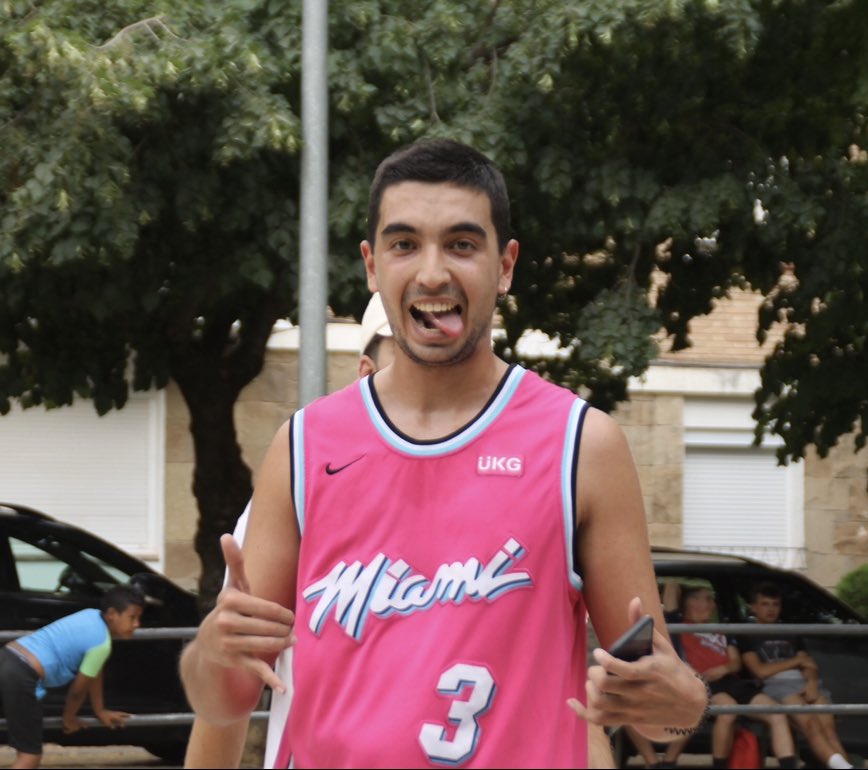 <a href="/IbaiLlanos/">Ibai</a> Lástima que soy profesional, pero vamos a intentarlo🤚🏼