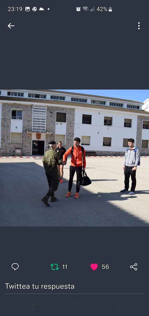 !Enhorabuena campeón! El murciano Mariano Garcia visitó #RIPAC5 Zaragoza tras proclamarse campeón del mundo indoor. En esta ocasión, otra medalla de oro🥇en el campeonato de Europa🏃‍♂️ 800 m. Todo un ejemplo de constancia y espíritu de sacrificio para los #paracaidistas.
#BRIPAC