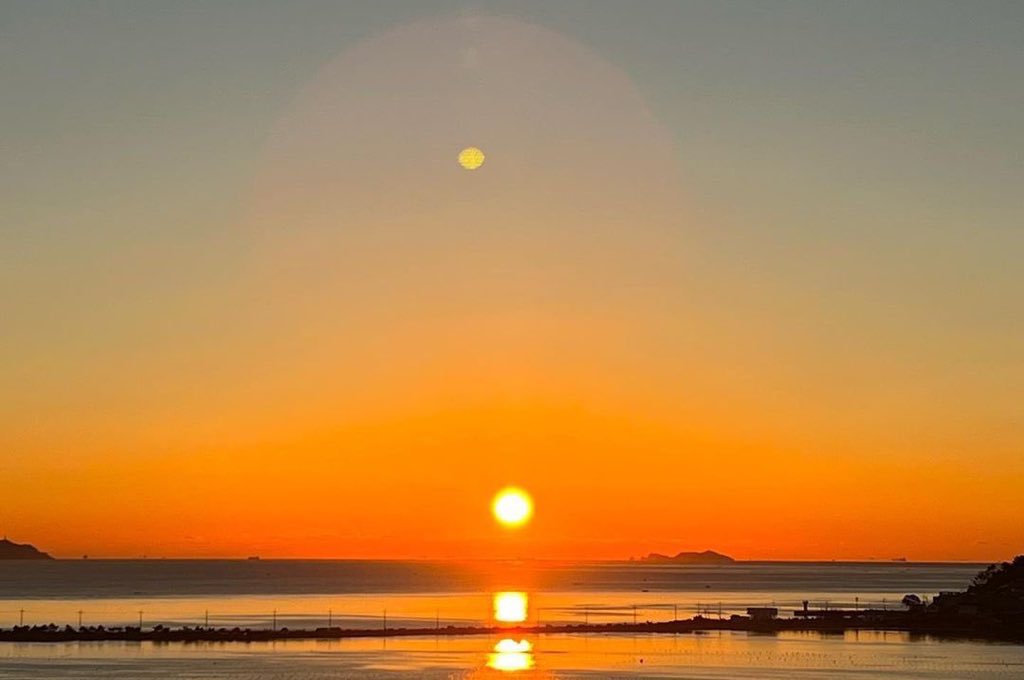writrixxii's tweet photo. 🌅 Chasing Sunsets 🌅

For Jisoo, who recently broke up with the love of her life, moving on is the first thing on her mind, but the last thing that her heart wants to do.

Will the search for a mystery man finally nudge her heart towards a new beginning?

a jisoo au https://t.co/10MBqQUcD1