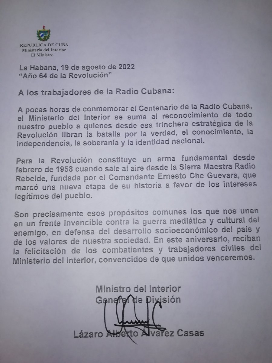 El miembro del Buró Político y Ministro del Interior General de División Lázaro Alberto Álvarez Casas felicitó a los trabajadores de la Radio Cubana en el Centenario de ese imprescindible medio de comunicación de la Revolución. #RadioCubana