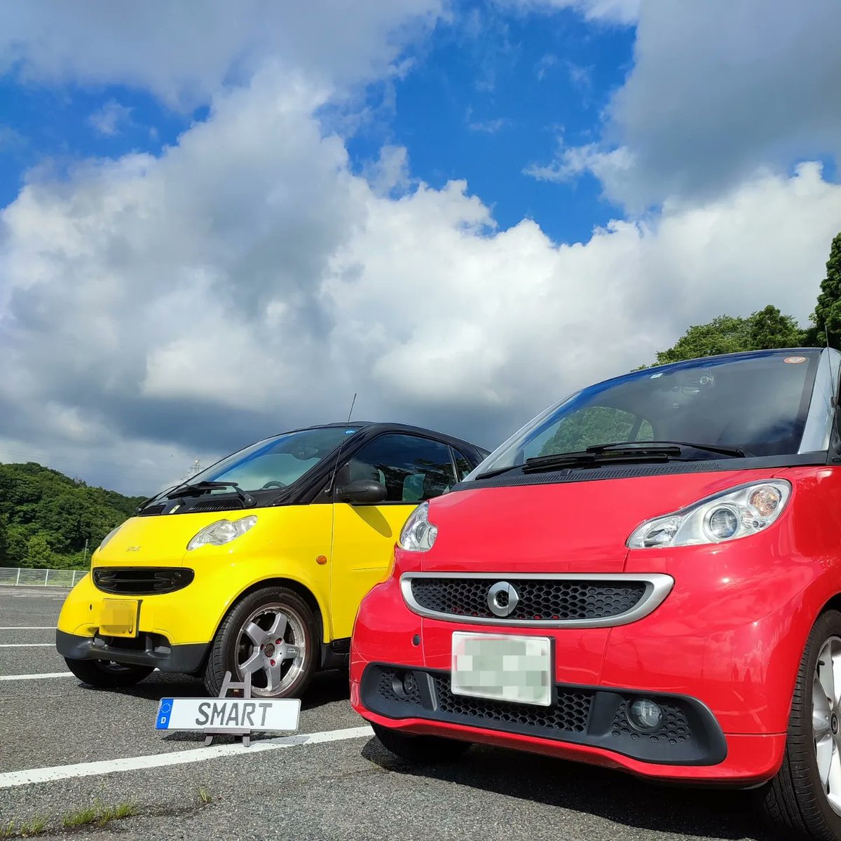 pikakey's tweet photo. 近々車を買い換える事になりまして、、、
20年来のスマ友と久しぶりに並べて記念撮影💕
昔はずらりと並んだのにねぇ(遠い目)
新しい子がきても変わらずよろしくお願いしますね✨
(因みに集まったのは数ヶ月前のことですウフフアハハ💦)
#mccsmart #roadster #smart451
https://t.co/tSg7RLwGpr https://t.co/OhRX0YHnci