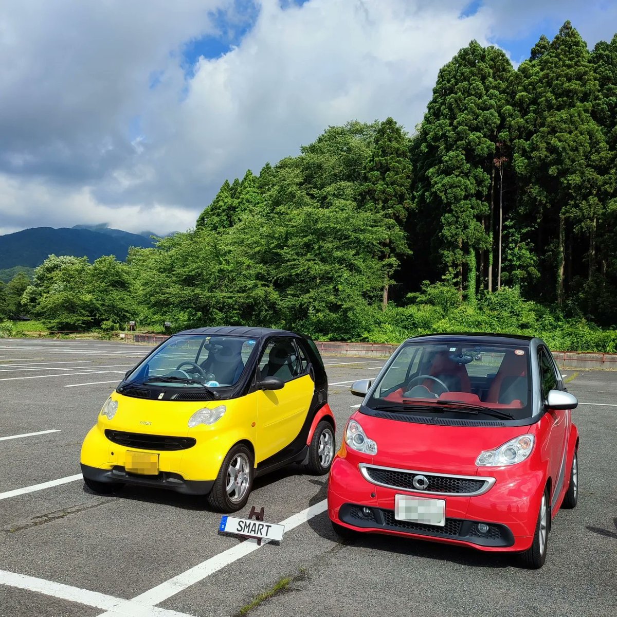 pikakey's tweet photo. 近々車を買い換える事になりまして、、、
20年来のスマ友と久しぶりに並べて記念撮影💕
昔はずらりと並んだのにねぇ(遠い目)
新しい子がきても変わらずよろしくお願いしますね✨
(因みに集まったのは数ヶ月前のことですウフフアハハ💦)
#mccsmart #roadster #smart451
https://t.co/tSg7RLwGpr https://t.co/OhRX0YHnci