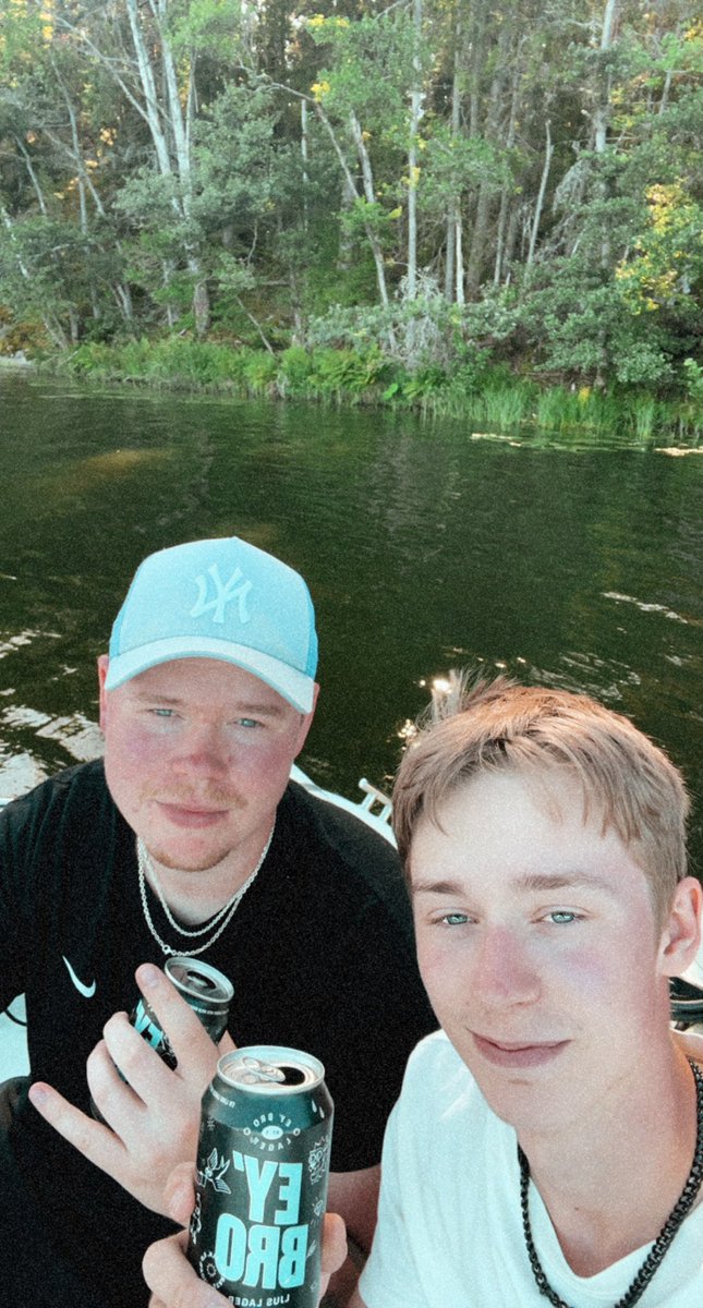 whipparn's tweet photo. Jag och KingeeN dricker öl 5.0! #uthängd #bränd @1KingeeN https://t.co/V2OIYpK84v