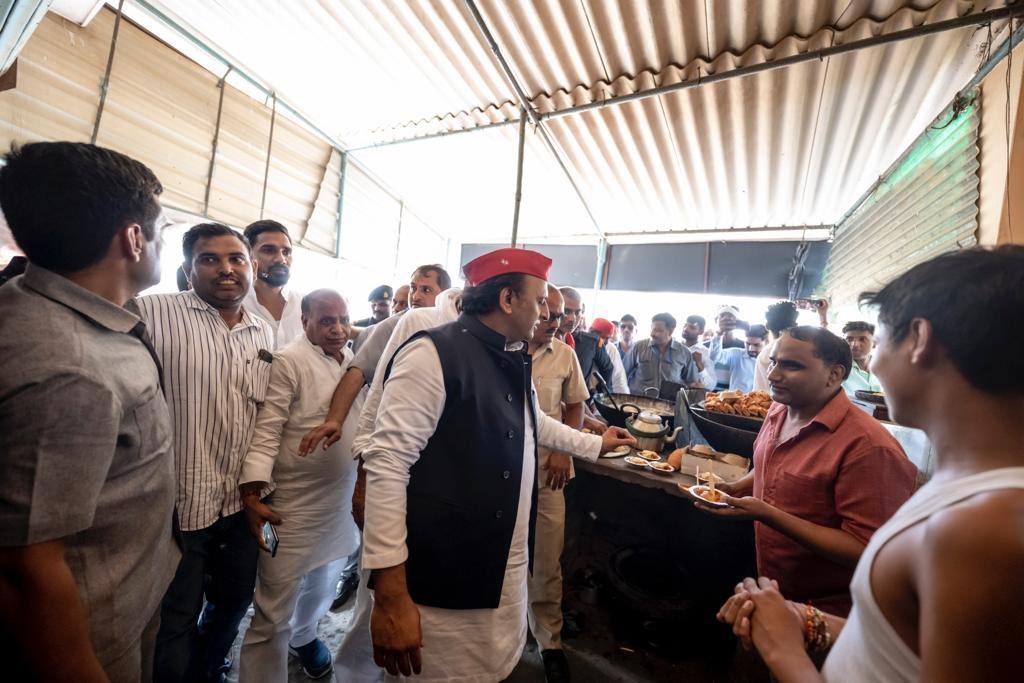 yadavakhilesh's tweet photo. हीरा लाल की दुकान में लौंगलता की मिठास… ये मिठास बनी रहे… https://t.co/R7ifCyxUFm