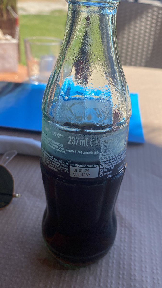 alebravo__19's tweet photo. Que verguenza q te timen 2,50€ por ni 24cl de cocacola… quitad esta mierda de botella del mercado  @CocaCola_es https://t.co/FH8HymwrOC