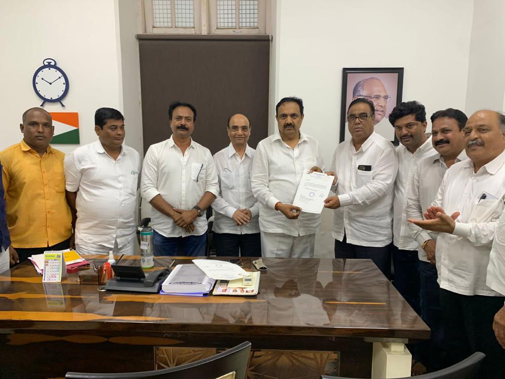NCPspeaks's tweet photo. राष्ट्रवादी काँग्रेस पक्षाचे प्रदेशाध्यक्ष मा. @Jayant_R_Patil  यांच्या मान्यतेने धुळे ग्रामीण जिल्हाध्यक्षपदी श्री. सुरेश सोनावणे तसेच कार्याध्यक्षपदी श्री. जितेंद्र मराठे व श्री. प्रशांत बदाने यांची नियुक्ती करण्यात आली आहे.
#NCP #नियुक्ती https://t.co/rG9yqcuTx9