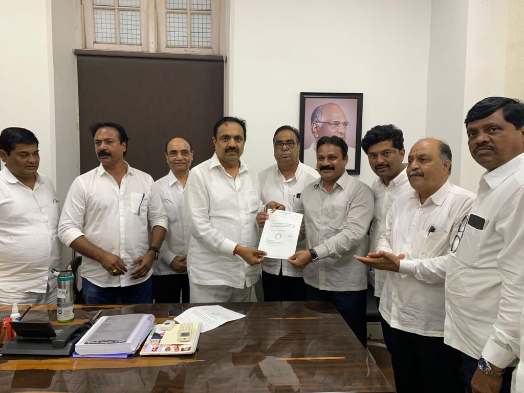 NCPspeaks's tweet photo. राष्ट्रवादी काँग्रेस पक्षाचे प्रदेशाध्यक्ष मा. @Jayant_R_Patil  यांच्या मान्यतेने धुळे ग्रामीण जिल्हाध्यक्षपदी श्री. सुरेश सोनावणे तसेच कार्याध्यक्षपदी श्री. जितेंद्र मराठे व श्री. प्रशांत बदाने यांची नियुक्ती करण्यात आली आहे.
#NCP #नियुक्ती https://t.co/rG9yqcuTx9