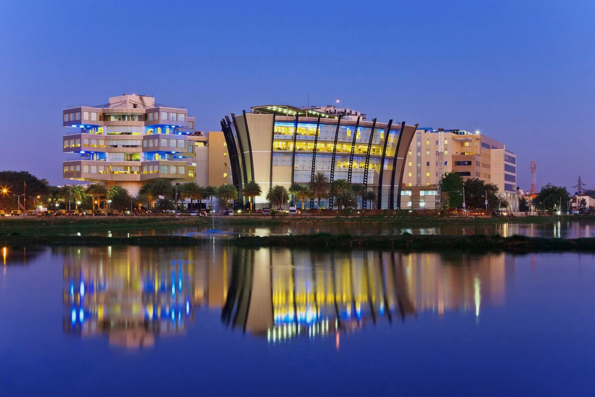 engineermatters's tweet photo. 🎙️ NEW EPISODE 🎙️

#176 - Bangalore and the Digital Transformation 🇮🇳

In Bangalore, the high-tech heart of India, sits a centre of technology. A state-of-the-art engineering facility working on projects across the globe... 🌍 https://t.co/JZi9Pl7BOl