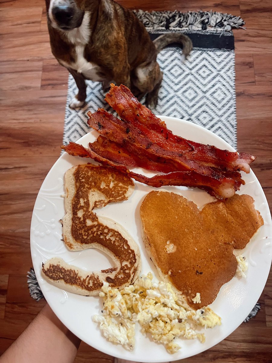 kkarmstrong15's tweet photo. breakfast of champs 🍳☕️🥞🥓🍓🍩🍇 https://t.co/xHv5ThbxOm