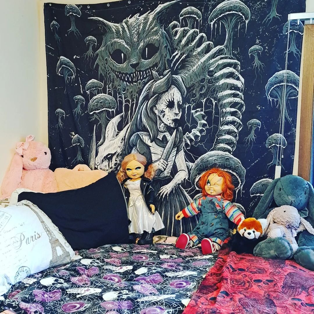 VampireFreaks's tweet photo. Loving this room set up ft our Alice In Murderland shower curtain from @lilantiquedoll! 👽🤩💀

#gothroom #gothdecor #gothic #aliceinwonderland #gothiclife #goth  #gothaesthetic #emo #alternative #spooky #roominspo #vampirefreaks #customerphoto #customerpic #altroom #spookyhome https://t.co/TscOUscrIN