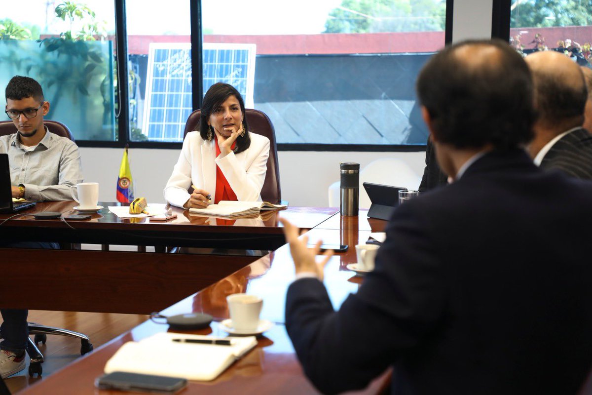 MinEnergiaCo's tweet photo. #Noticia 🗞️ El @MinEnergiaCo y gremios del sector energético encaminan su agenda hacia la aceleración de la #TransiciónEnergética y la justicia en las tarifas de servicios. 

ℹ️ https://t.co/EXLxMjDjhX https://t.co/CcnlhuNy6y