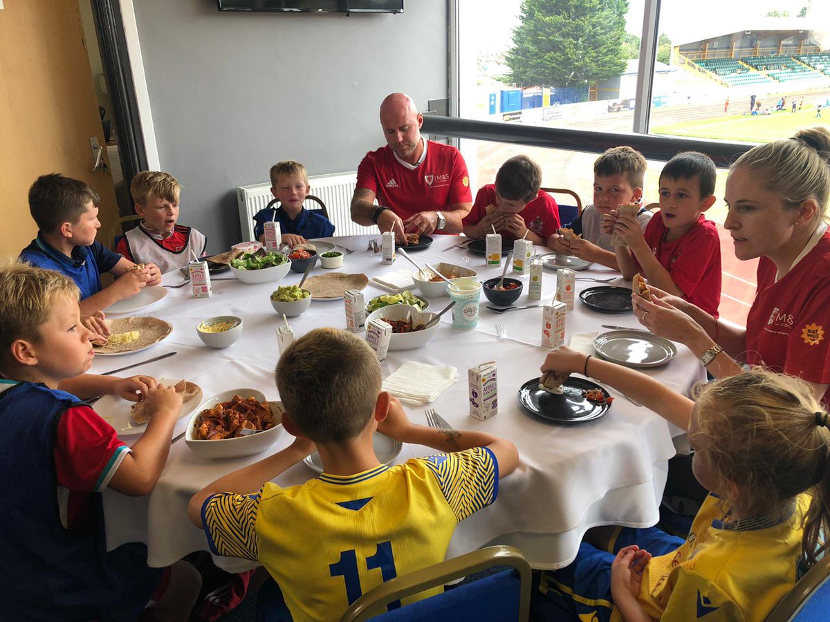 Amazing to welcome both our male &amp; female <a href="/FAWales/">FA WALES</a> National Team Managers to <a href="/JennerPark3G/">Jenner Park</a> today to spend some time coaching the children and then sit down for <a href="/marksandspencer/">M&S</a> #EatWellPlayWell meal! <a href="/BarryTownUnited/">Barry Town United</a> 💛💙
