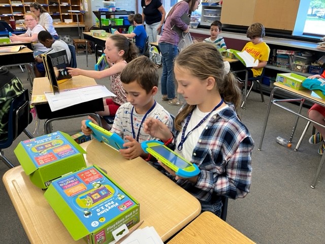 wqlnpbsnpr's tweet photo. Our summer #ScratchJr Camp (sponsored by @WabtecCorp) at Elk Valley Elementary was fun for everyone!
#YourLearningNeighborhood #LearningBroughtToLife
@UnitedWayErie @GirardSD https://t.co/Dz9r0ZPSJz
