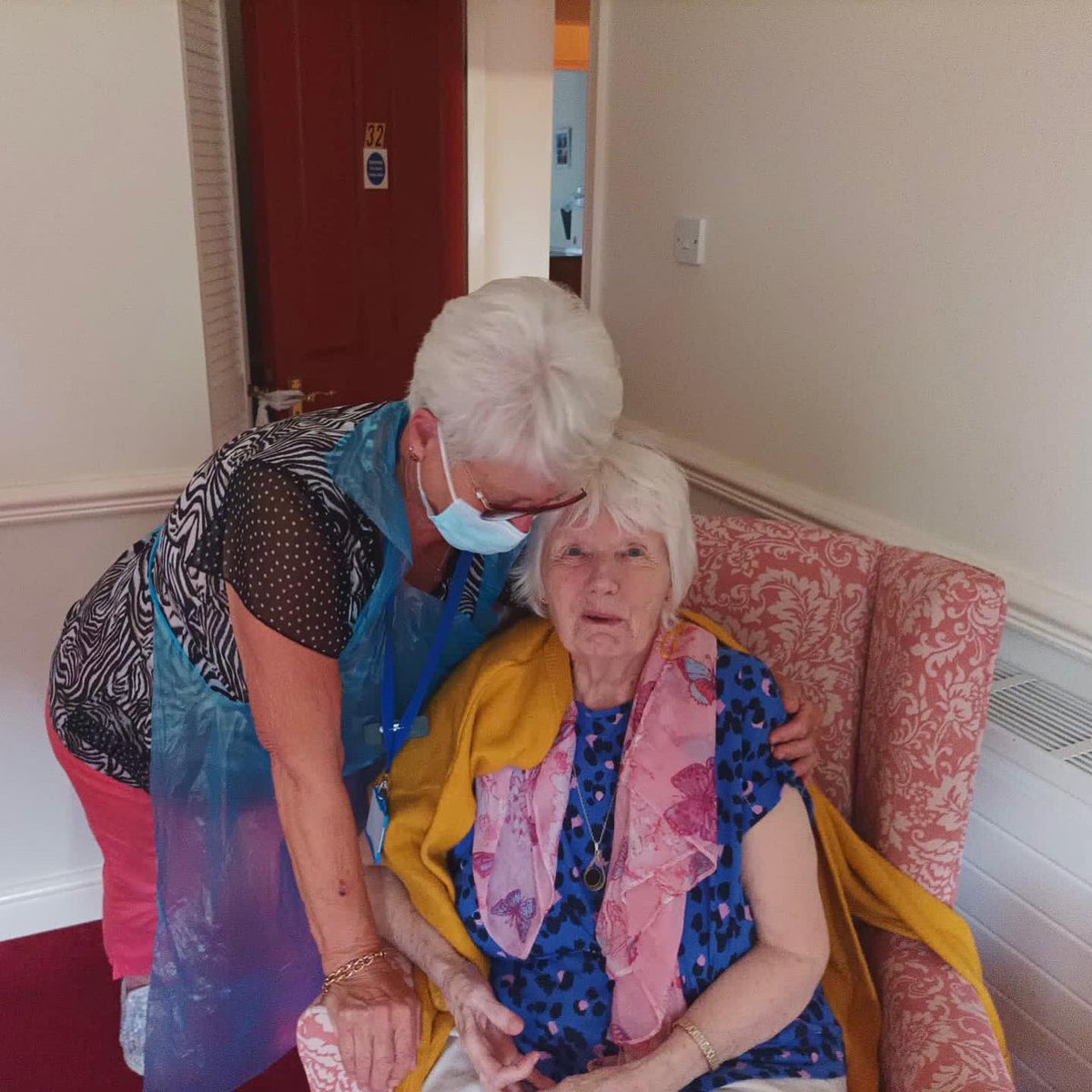 CroftCareHome's tweet photo. We also had a lovely surprise visit from an old friend this weekend! 🥰

Our former Activity Coordinator Di took a break from retirement to come and say hello, and have catch up chats with all our residents! 😄

#carehome #friends 
#visitingfriends https://t.co/fkLiDW9URN