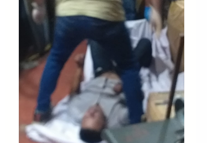 TabascoHOY's tweet photo. #ReporteTH🚨| La noche de ayer fue localizado un hombre sin vida dentro de la Tapicería #Cesarin, localizada en la Av. Paseo Usumacinta.
https://t.co/Kkp9IhGwiF https://t.co/mAGAz2ox5B
