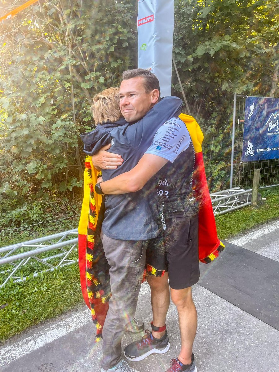 rdcpolskieradio's tweet photo. Adrian Kostera🥉 ukończył Ultra Swiss Deca Triathlon z czasem: 189 godzin 55 minut i 20 sekund!

🇵🇱Polak zajął 3⃣. miejsce! Ostatnie kilometry biegł w klapkach 

#AdrianKostera #sport #UltraSwissDecaTriathlon https://t.co/ca0cNtb4aO