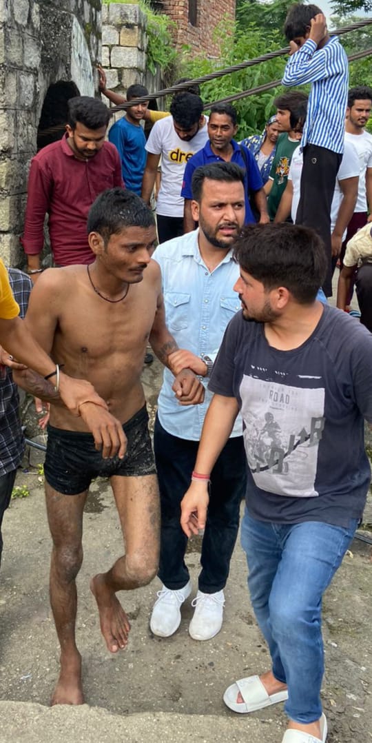 जहां एक तरफ प्रदेश के मुख्यमंत्री फोटो सेशन कराने में व्यस्त हैं वहीं दूसरी तरफ टीम SOSIYC हिमाचल के कोने-कोने में बाढ़ पीड़ितों की मदद करने का काम कर रही है ।

#SOSIYC