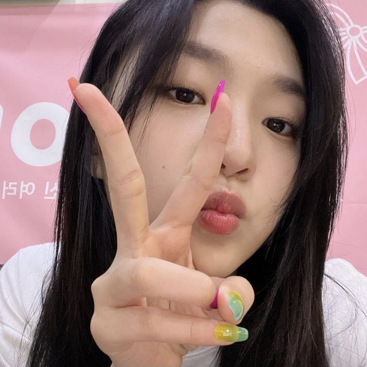 should i do a photocard tour? ik a lot of y’all don’t like kpop but it’d be fun maybe 🤷‍♀️ -🧋