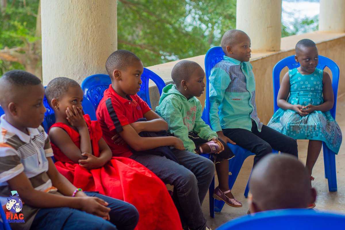 FiacBukavu's tweet photo. Sur le lieu de la #foire, des échanges sur plusieurs thématiques sont facilités par nos partenaires de La @LaBenevolencija ainsi que ateliers pour enfants dans l'#humour , le #dessin  ainsi que la #video 

#vivremieux #module #atelier #goodmoments https://t.co/pPEe7IMv2b