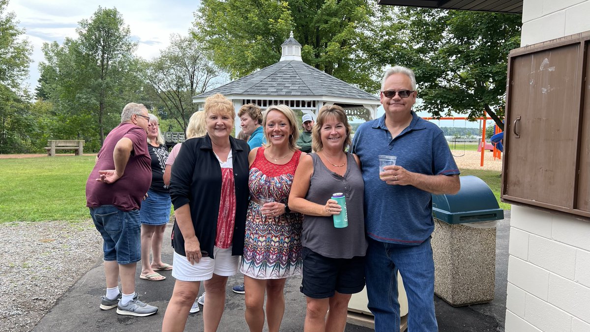 MapleRidgeFarms's tweet photo. Let's have a picnic! Last week, our Ridger family gathered for our annual company picnic. We enjoyed catching up, eating delicious food and spending quality time together on a beautiful summer evening. Thank you to everyone who came out! π
#foodgiftLOVE #promofam https://t.co/bYDDUMEzEs