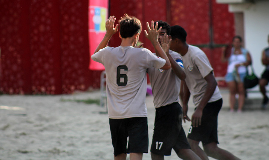 BeachSoccerVen's tweet photo. 📊 Con una jornada jugada #PlayaGrande (S17) está en la cima de la tabla de la #CopaAdrianMayora con 3⃣ puntos (+3) lo siguen:
✅ #MacutoFC 3⃣ (+2)
✅ #Guaicamacuto 3⃣ (+1)
✅ #Bucaneros 1⃣ (0)
#BeachSoccerVenezuela https://t.co/t48t1PN9iK