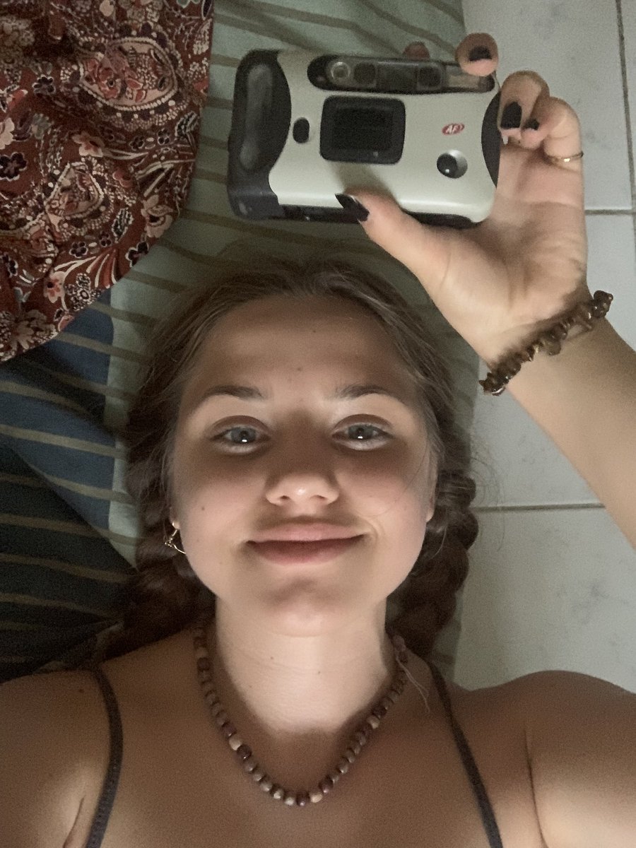 я сьодні вперше купила й заправила фотоплівку у стару мильницю, яку випадково знайшла колись вдома. це чомусь важливо для мене..
