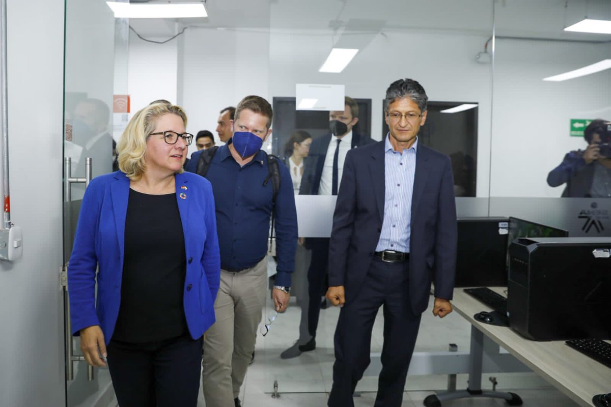 fabiohero1's tweet photo. Recibimos la visita de la Min Federal de Cooperación Económica y Desarrollo de Alemania @SvenjaSchulze68 la Min Ambiente de Colombia @susanamuhamad, y Jessica MacMaster @jessmacmaster VP @ESENTTIA esperamos mancomunadamente para avanzar en el desarrollo sostenible de Colombia. https://t.co/BVZCba618F