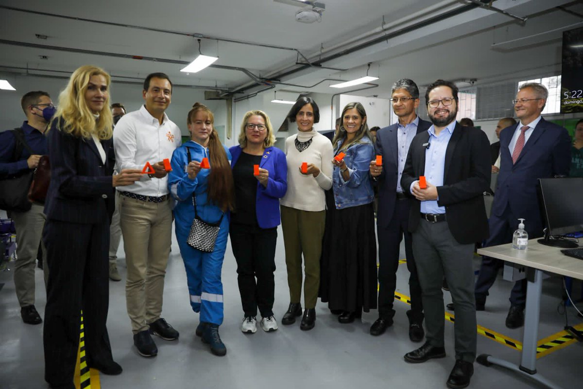 fabiohero1's tweet photo. Recibimos la visita de la Min Federal de Cooperación Económica y Desarrollo de Alemania @SvenjaSchulze68 la Min Ambiente de Colombia @susanamuhamad, y Jessica MacMaster @jessmacmaster VP @ESENTTIA esperamos mancomunadamente para avanzar en el desarrollo sostenible de Colombia. https://t.co/BVZCba618F
