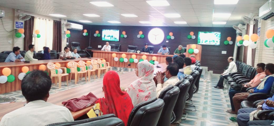 आज दिनांक 22.08.2022 को तहसील सभागार पलिया में वनाधिकार के संबंध में बैठक आयोजित की गई जिसमें तहसीलदार पलिया व वनाधिकार के अंतर्गत आने वाले ग्राम के ग्रामवासी उपस्थिति रहे। @DmKheri <a href="/MBSIAS2011UP/">Mahendra Bahadur Singh IAS</a> pic.x.com/O5XuoTsfaD