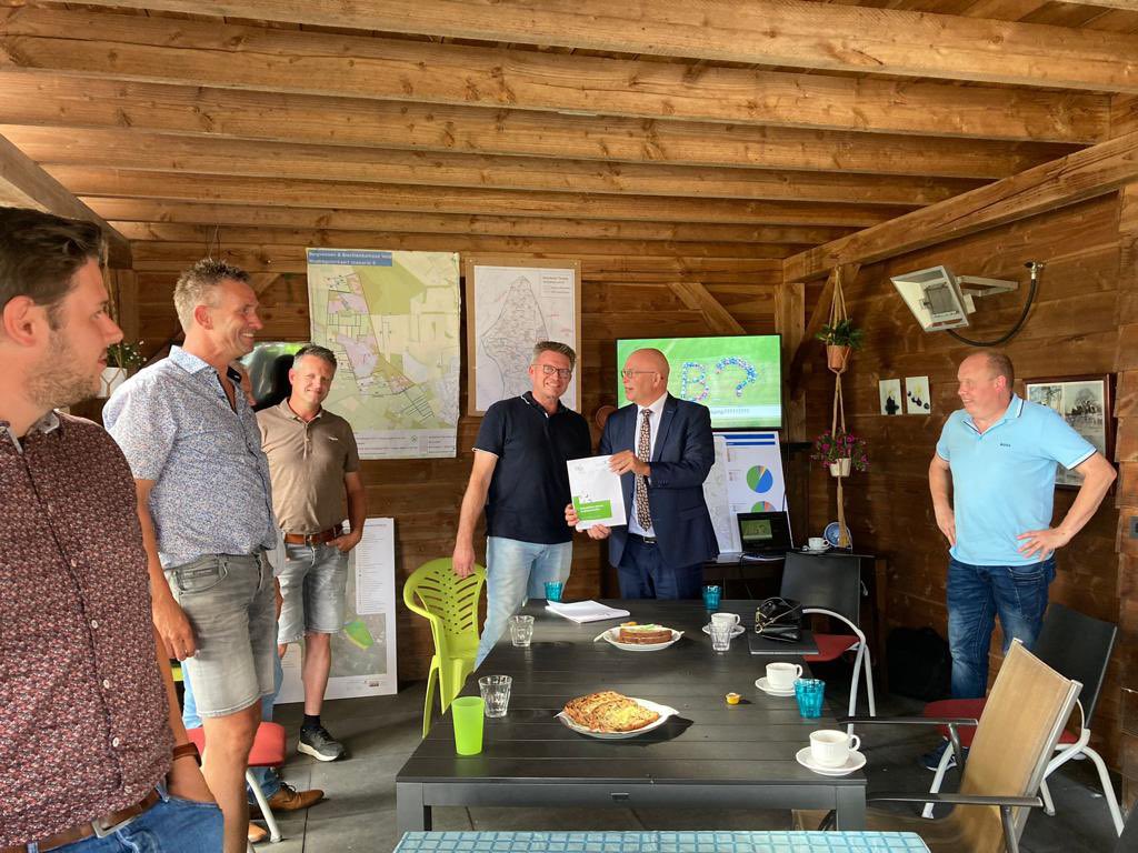 minlvvn's tweet photo. Vandaag bezochten @ministerlnv Henk Staghouwer en @MinisterNenS Christianne van der Wal verschillende melkveehouders in het Nederlands-Duitse grensgebied. Er werd gesproken over de toekomst voor boeren, staat v de natuur en stikstofdepositie vanuit Duitsland naar Nederland. 1/4 https://t.co/t2QjWhmy7h