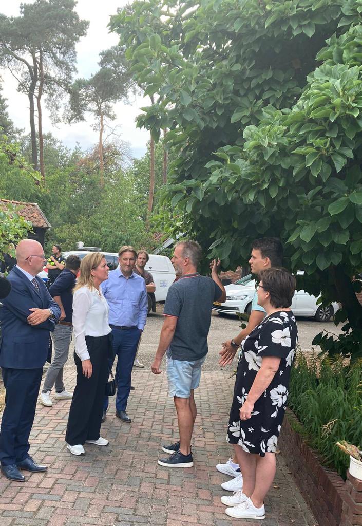 minlvvn's tweet photo. Vandaag bezochten @ministerlnv Henk Staghouwer en @MinisterNenS Christianne van der Wal verschillende melkveehouders in het Nederlands-Duitse grensgebied. Er werd gesproken over de toekomst voor boeren, staat v de natuur en stikstofdepositie vanuit Duitsland naar Nederland. 1/4 https://t.co/t2QjWhmy7h
