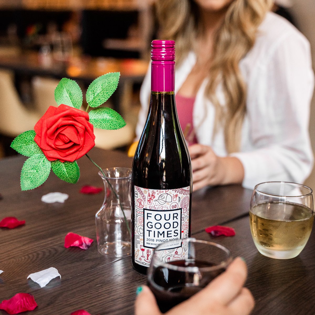 Buckle up... it's time for HOMETOWNS! 🏠🌹 Come catch all the drama at #RanallisWestLoop! 🍷
▫︎ $7 Glasses of Wine
▫︎ $7 Glasses of Sangria
▫︎ $25 Buckets of Hard Seltzers
▫︎ $14 Heart-Shaped Pizzas (up to two toppings)
▫︎ Bachelorette Bingo!
