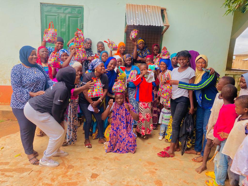YoungUrbanWomen's tweet photo. Women’s rights are human rights ~
Young Urban Women in Tamale conducted an SRHR sensitization in Dimala and Malshegu, to educate young women on bodily integrity and to distribute dignity kits as support to their menstrual health journey.
#YUWMovement https://t.co/vDA4kws9QA