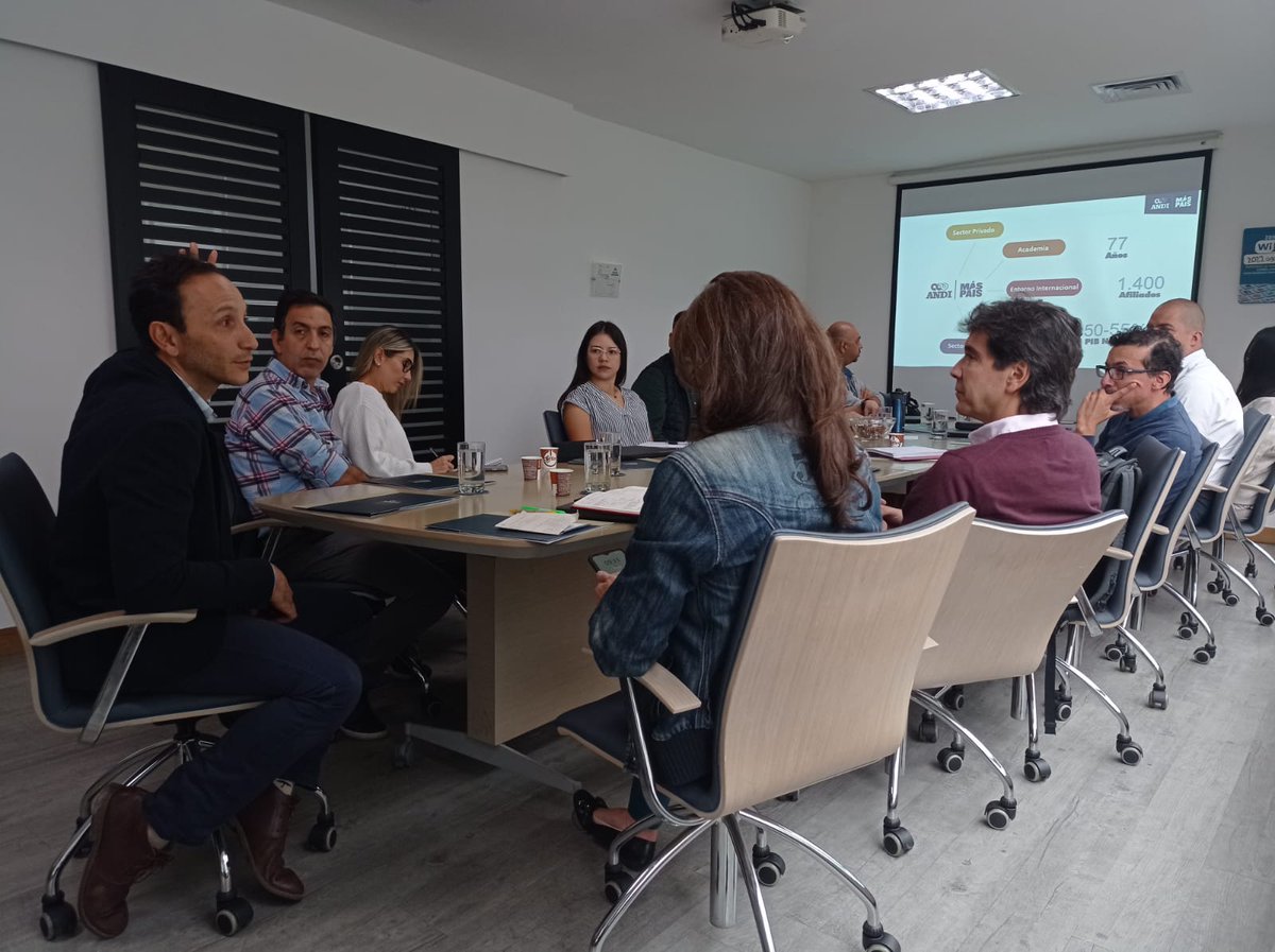 ANDI_Antioquia's tweet photo. El día de hoy, acompañamos al comité directivo de la empresa @Somos_TDM, presentando el plan de trabajo de @ANDI_Colombia y @ANDI_Antioquia y exponiendo las iniciativas en las que pueden participar activamente como afiliados. 📈👨🏻‍💼👩🏻‍💼 @AlejoOlaya https://t.co/X39R0oQViG