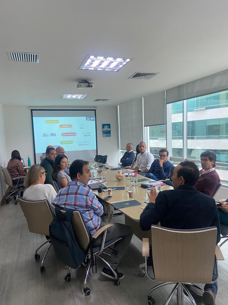 ANDI_Antioquia's tweet photo. El día de hoy, acompañamos al comité directivo de la empresa @Somos_TDM, presentando el plan de trabajo de @ANDI_Colombia y @ANDI_Antioquia y exponiendo las iniciativas en las que pueden participar activamente como afiliados. 📈👨🏻‍💼👩🏻‍💼 @AlejoOlaya https://t.co/X39R0oQViG
