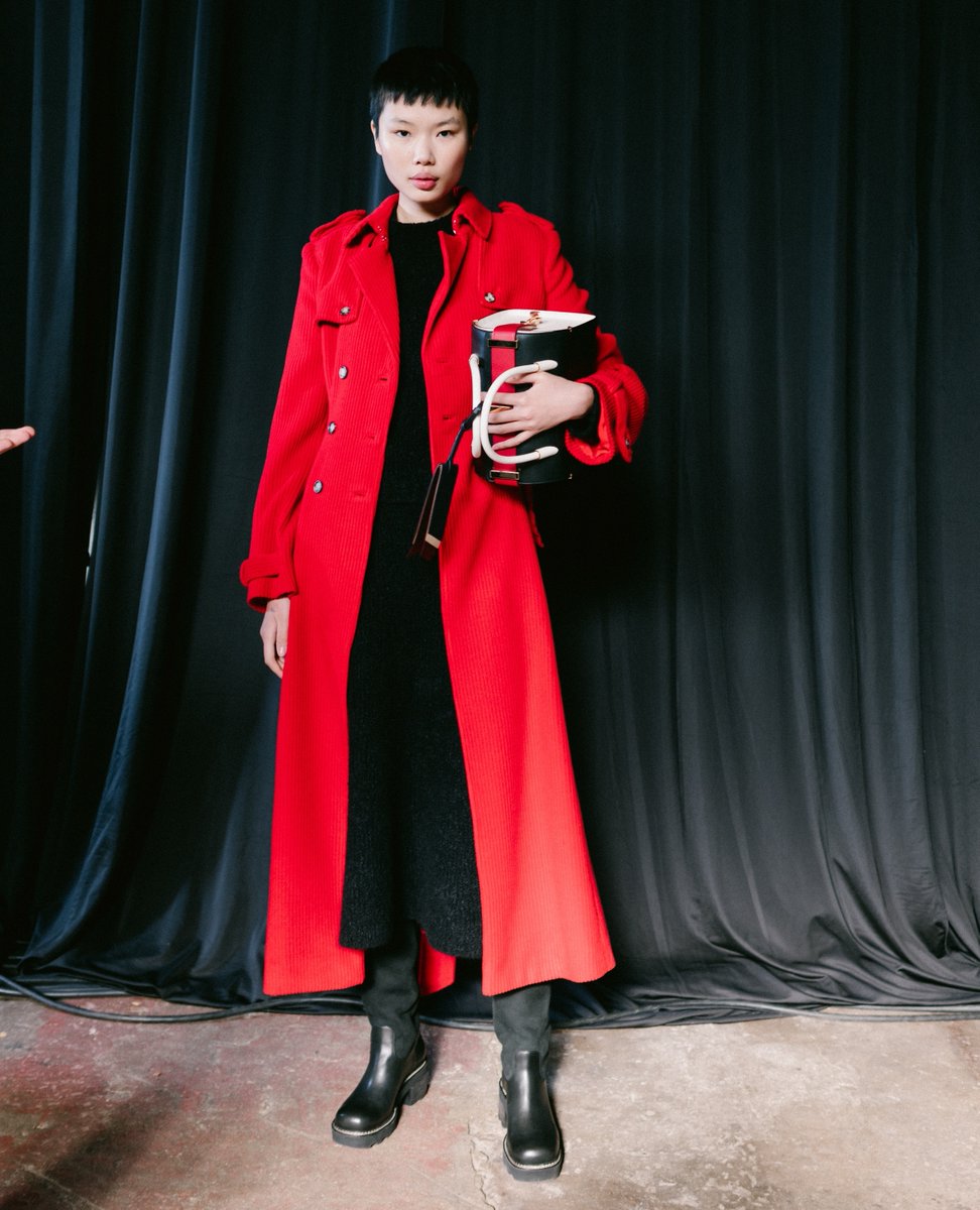 nyfw's tweet photo. We ❤️ @gabrielahearst's bright red 'Berlin' trench coat from the Fall 2022 collection. Photos by @thestreetsensei https://t.co/z0sWQ5uHBw