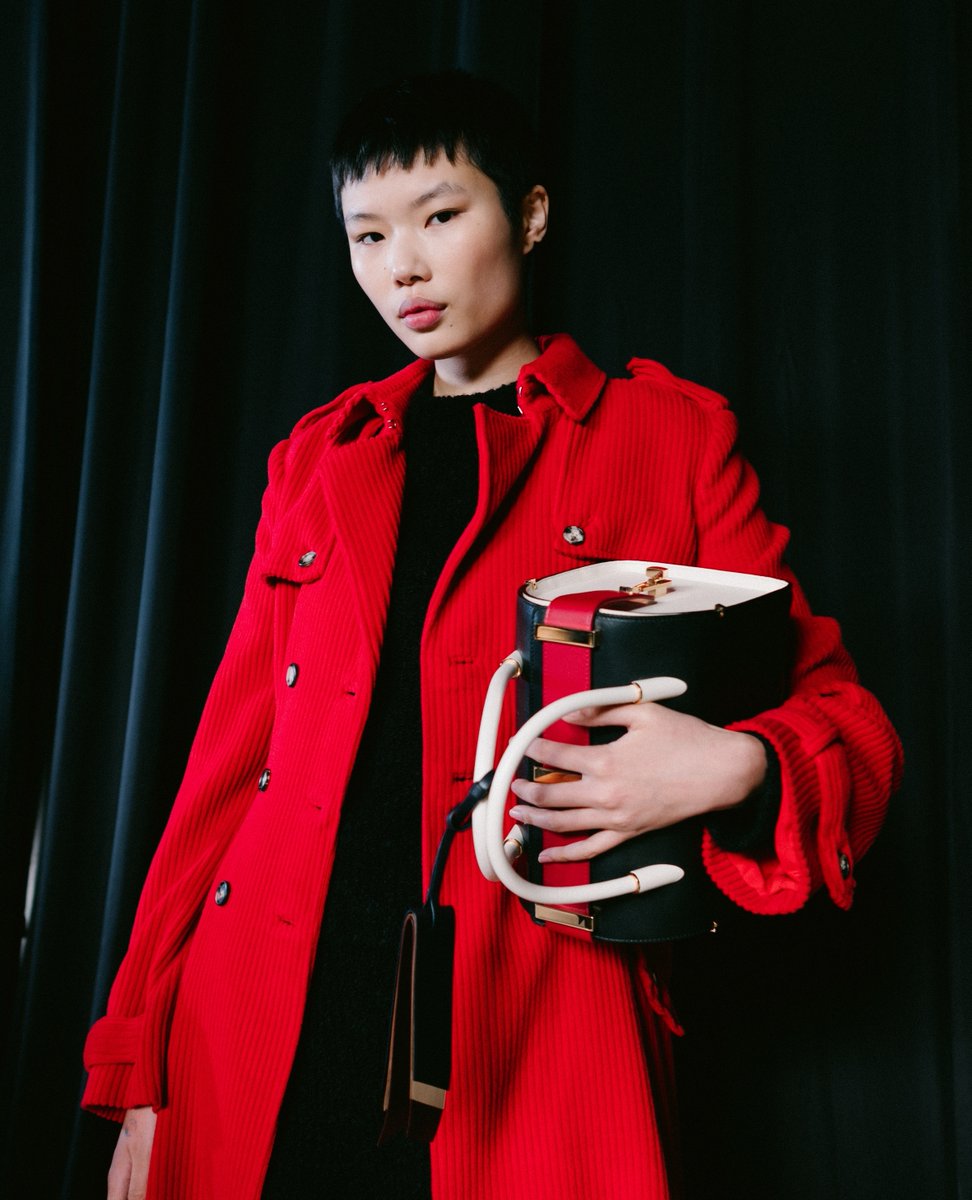 nyfw's tweet photo. We ❤️ @gabrielahearst's bright red 'Berlin' trench coat from the Fall 2022 collection. Photos by @thestreetsensei https://t.co/z0sWQ5uHBw