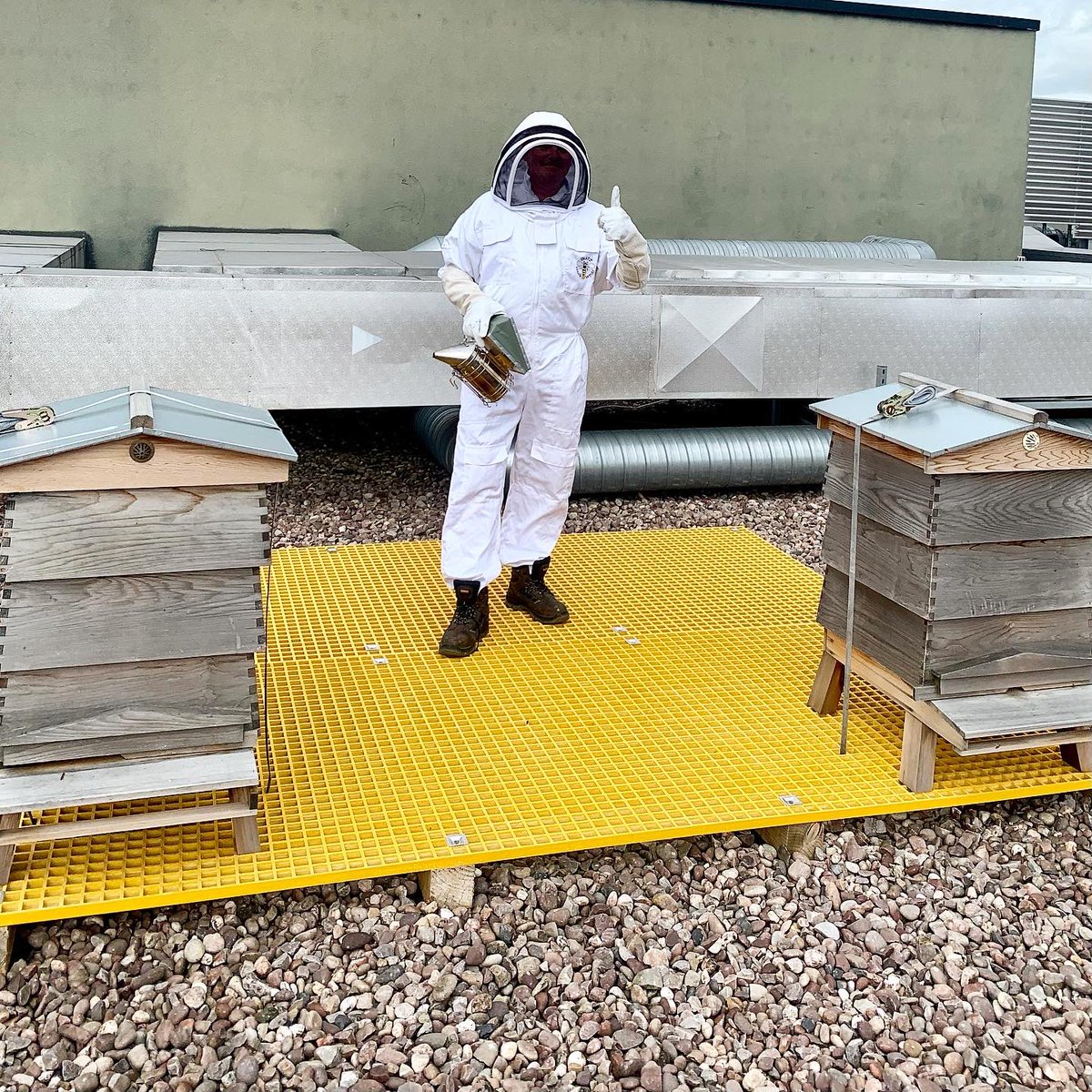 TheSoapworks's tweet image. 𝕋𝕙𝕖𝕣𝕖’𝕤 𝕒 𝕟𝕖𝕨 ℚ𝕦𝕖𝕖𝕟 𝕠𝕟 𝕥𝕙𝕖 𝕓𝕝𝕠𝕔𝕜; 𝕥𝕠 𝕓𝕖𝕖 𝕠𝕣 𝕟𝕠𝕥 𝕥𝕠 𝕓𝕖𝕖, 𝕥𝕙𝕒𝕥 𝕚𝕤 𝕥𝕙𝕖 𝕢𝕦𝕖𝕤𝕥𝕚𝕠𝕟 🐝

#BeeKnees #Bee #BeeKeeping #Honey #RoofTop #ManchesterBee