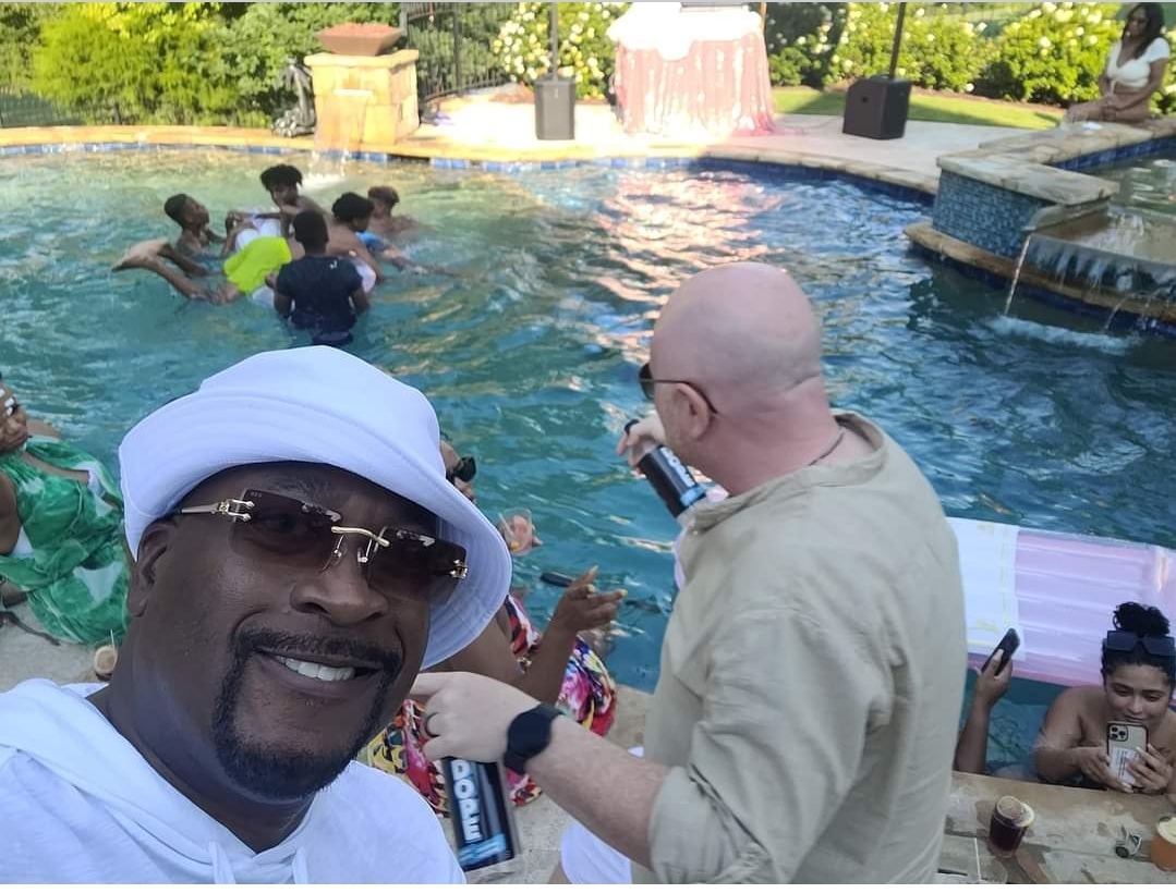 bdopewater's tweet photo. What do you do at a pool party filled with @BravoTV  reality show stars ?

You pass out DOPE Water! 

You gotta stay hydrated even when you're swimming to stay hydrated. 

#livelife #bdope #drinkwater #stayhydrated #poolparty #marriedtomedicine https://t.co/4rtf3l2zVB
