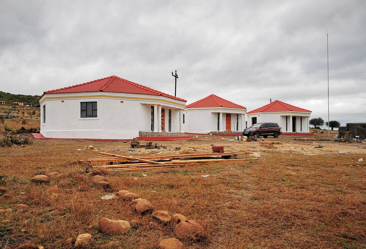 ThokozaniTS's tweet photo. My brothers and I built lelikhaya for our family. Sicela nisibongise😊. https://t.co/19NgcRLbBt