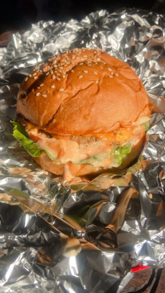 ChopsHime's tweet photo. Cheesy Beef Burger🤤 https://t.co/tsz7UcEGQb