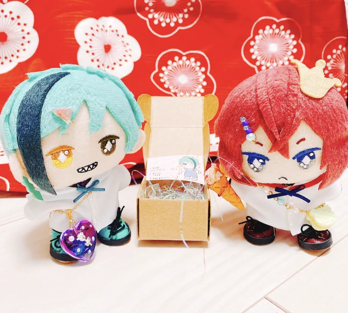 ニケさん( )からぬいすくりーむを差し入れにいただきました!!プレゼントBOXからもうめちゃんこかわいくてえええ!!!ありがとうございました…!!!うちのぬいちゃんたちもおおはしゃぎだぜ…!!! 