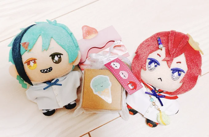 ニケさん( )からぬいすくりーむを差し入れにいただきました!!プレゼントBOXからもうめちゃんこかわいくてえええ!!!ありがとうございました…!!!うちのぬいちゃんたちもおおはしゃぎだぜ…!!! 