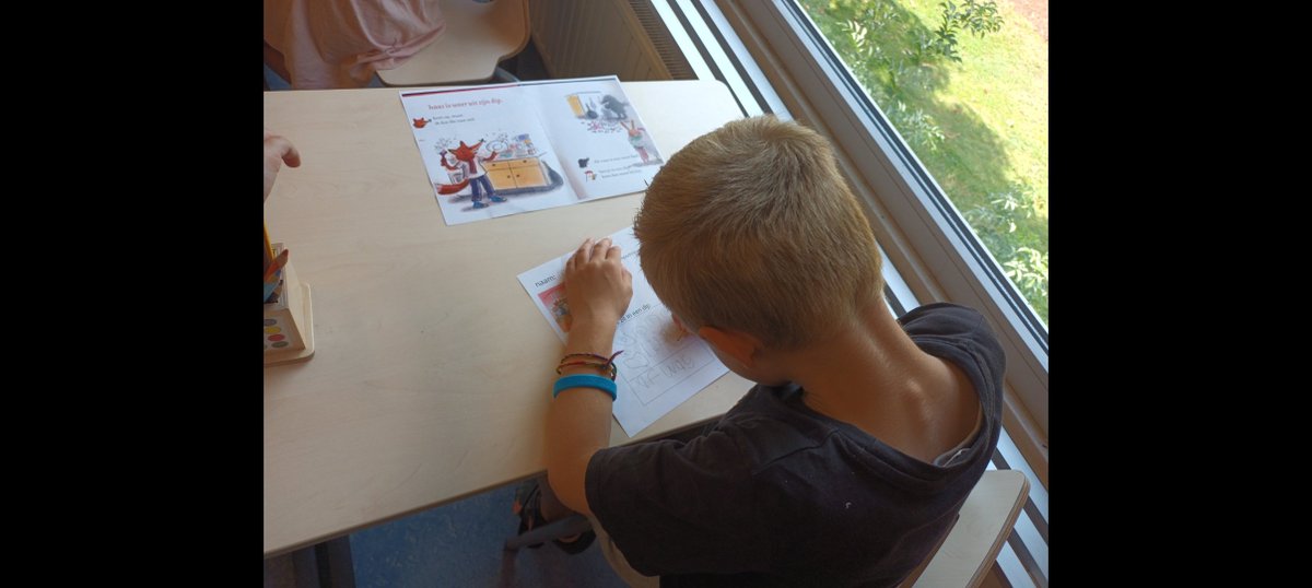 Na een uitstapje naar groep 5, dit jaar weer terug in 3. Heerlijk om weer die beginnende leesactiviteiten te doen. Zo lazen we vandaag samen een korte tekst waarbij je ook aan de tekeningen al goed kon zien waar het verhaal over ging. En ze maakten hun eerste aantekeningen erbij.