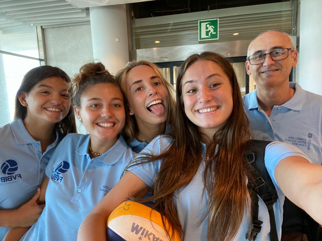 VoleyCiutatCide's tweet photo. Nuestro entrenador @figueracoach viaja a Madrid al frente de la Selec. Balear SUB19 de Voley Playa, a disputar el 𝘾𝙖𝙢𝙥. 𝙙𝙚 𝙀𝙨𝙥𝙖𝙣̃𝙖 𝙙𝙚 𝙨𝙚𝙡𝙚𝙘𝙘𝙞𝙤𝙣𝙚𝙨 autonómicas.
Con dos parejas baleares @ainoo07- @tonina_pont  e @ireneespinolaa- @liidia.gomez mucha suerte!! https://t.co/zr3vCeezvx