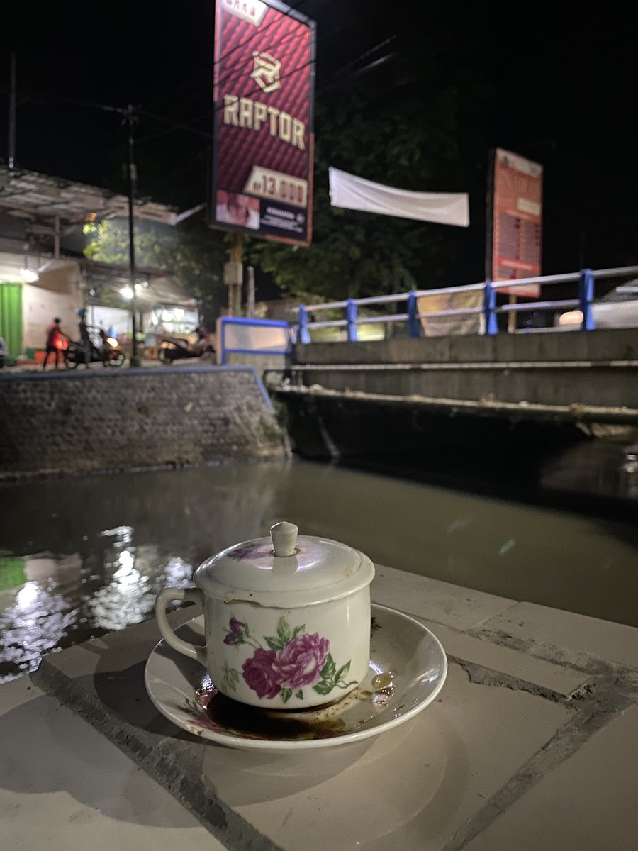 Saifuddin_rouf's tweet photo. Sebagaimana saat HP (akan) mati, lazimlah mendekat pada cas agar baterai tetap lestari.
Begitu pula hati dan jiwa kita. Saat kosong, janganlah menyendiri, tapi berkumpulah dengan pribadi yg kemungkinan mengisi keduanya. https://t.co/eqeJ8S4sp6