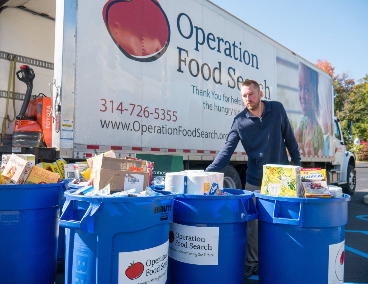 OPFoodSearch's tweet photo. Food and fund drives enable us to provide high-quality food to children, individuals, and families. The great news is you don't have to be a large organization to start a #FoodDrive - anyone can help with the right tools and determination. #HealHungerSTL https://t.co/qaNNRs2UhX https://t.co/moJNNR5hmx