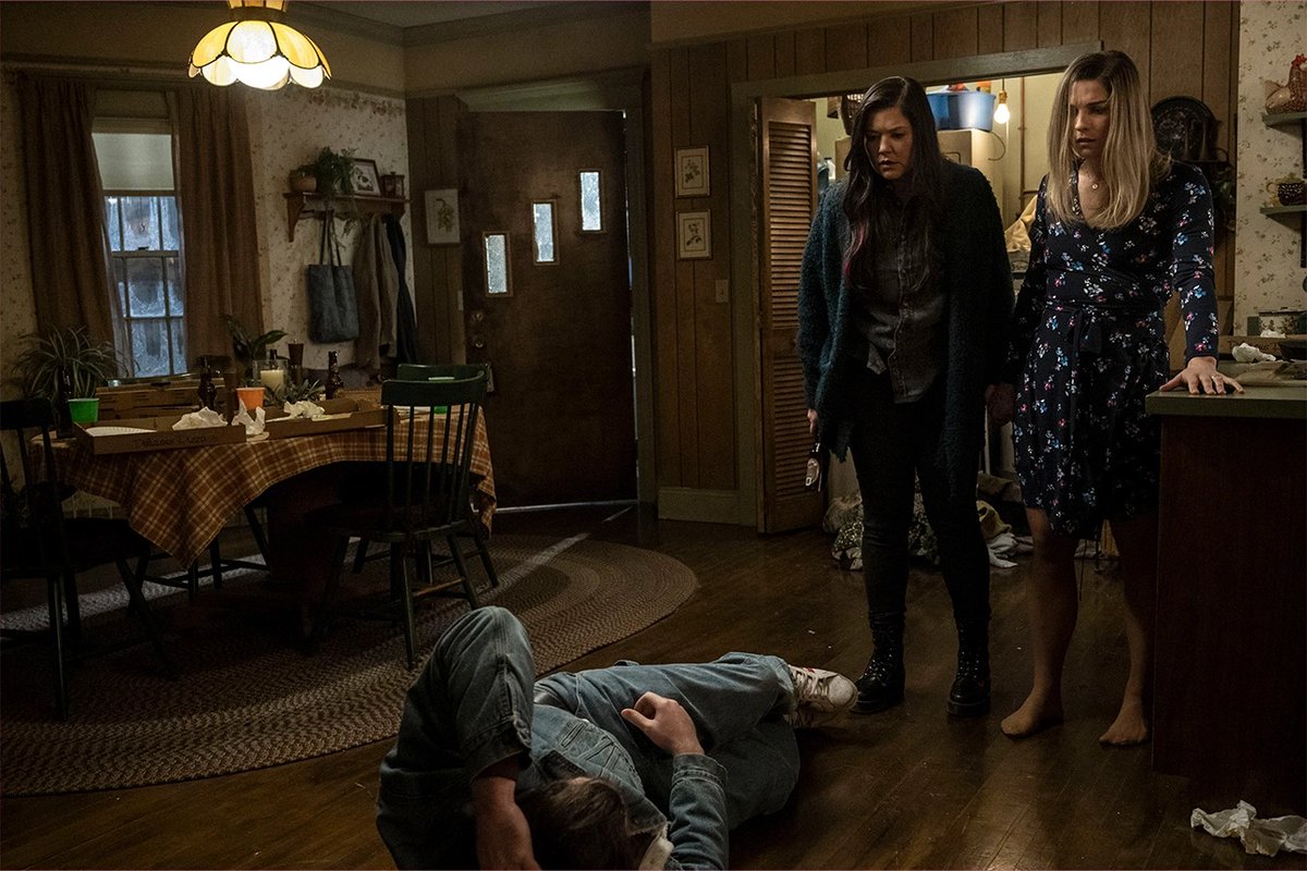 decider's tweet photo. "I thought, 'Alex is so good, we can't do it.' And I didn't want a dead body. Dead bodies are such a bummer in TV." #KevinCanFHimself creator/EP Valerie Armstrong tells DECIDER why they chose not to kill @AlexBonifer's Neil at the end of Season 1: https://t.co/bZ0wejfbv9 https://t.co/LHl0Ni9jN4