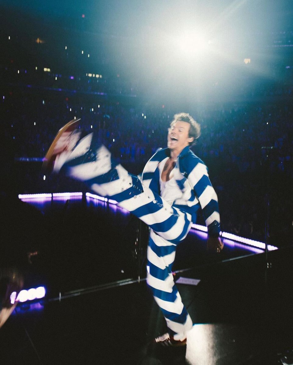 BR_OpenIce's tweet photo. Harry Styles paying homage to the Breadman to start his 15-show #LoveOnTour run at MSG 🤣 @Harry_Styles https://t.co/m8SRd2ph9X