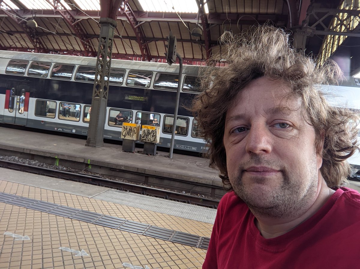 At Copenhagen C looking at a double decker train while waiting for another over-crowded single level train to Sweden. Why can we not these trains go to Skåne? Which Swedish party will answer these questions: taguppropet.se
@skånetrafiken @regionskane #sverige #val2022